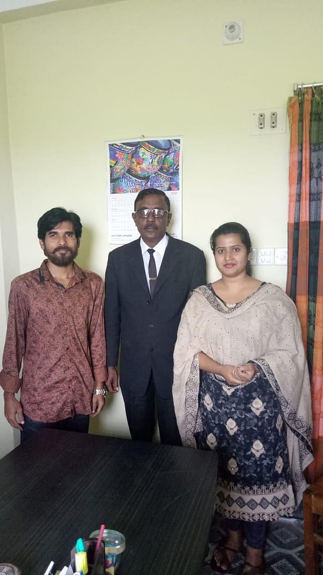 নেত্রকোনার আদালতে স্বামী নাজিমুজ্জামান জায়েদ ও আইনজীবী জীবন কুমার সরকারের সঙ্গে ন্যান্সি। ছবি: সংগৃহীত