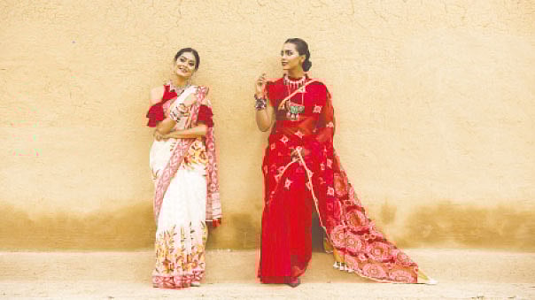 বৈশাখে লাল–সাদা রং আর শাড়ির আবেদন চিরন্তন। শাড়ি: আড়ং, গয়না: সিক্স ইয়ার্ডস স্টোরি