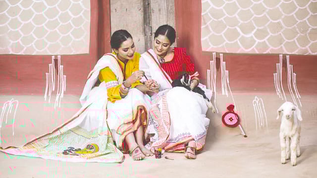 মাটির ঘরের দাওয়ায় বসে করা গল্পই যেন উঠে এসেছে শাড়ির আঁচলে। শাড়ি ও গয়না: দেশাল