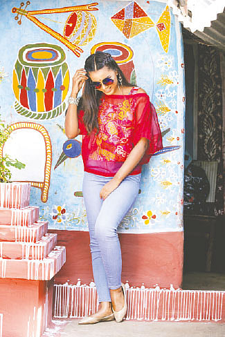 পোশাকে সিনেমাচিত্রের প্রিন্ট। মডেল: সায়রা। পোশাক: যাত্রা