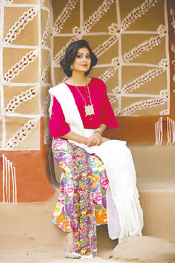 পোশাকে সিনেমাচিত্রের প্রিন্ট। মডেল: সায়রা। পোশাক: যাত্রা