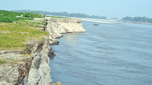 ব্রহ্মপুত্রের ভাঙনে বিলীন হয়ে যাচ্ছে কুড়িগ্রামের সদর উপজেলার প্রথম আলো চরের বিভিন্ন এলাকা। সাম্প্রতিক ছবি। প্রথম আলো