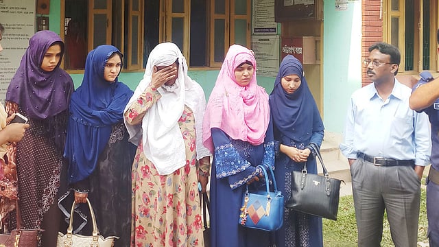 পাসপোর্ট করতে এসে চার রোহিঙ্গা নারী আটক হয়েছেন। কুড়িগ্রাম, ৩ এপ্রিল। ছবি: সংগৃহীত