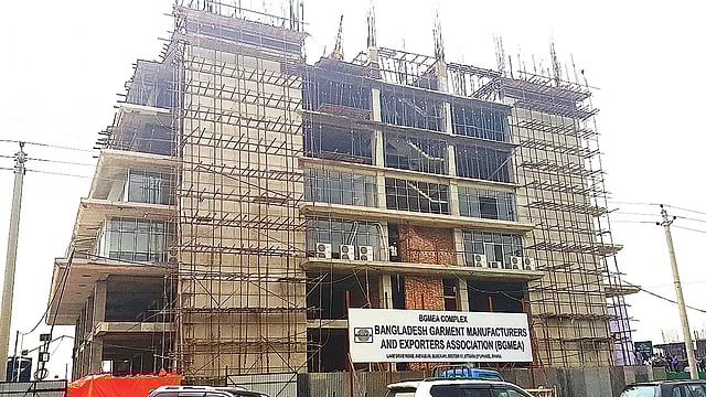 উত্তরায় নির্মাণাধীন ভবন। ছবি: প্রথম আলো