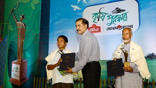 সেরা কৃষি উদ্ভাবনের পুরস্কার নেন রাজশাহীর নূর মোহাম্মদ (ডানে) ও সেরা কৃষি উদ্যোগ (ব্যক্তি) বান্দরবানের তোয়া ম্রো