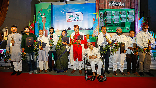 আজীবন সম্মাননাপ্রাপ্ত বিজ্ঞানী ও সংগঠক কাজী এম বদরুদ্দোজার সঙ্গে পুরস্কার প্রাপ্তদের ফটোসেশন । ছবি: দীপু মালাকার