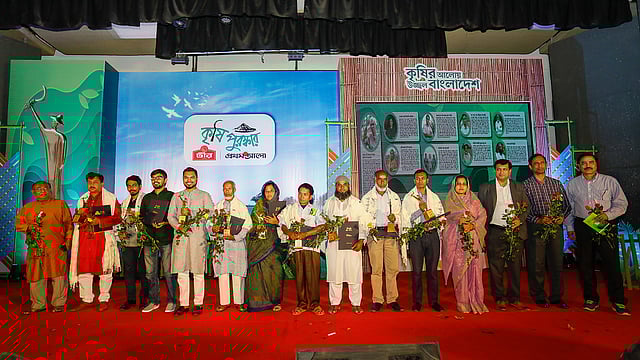 বিচারকদের সঙ্গে পুরস্কারপ্রাপ্তদের ফটোসেশন