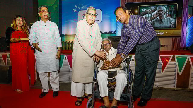কৃষিক্ষেত্রে বিজ্ঞানী ও সংগঠক কাজী এম বদরুদ্দোজার হাতে আজীবন সম্মাননা ক্রেস্ট তুলে দেন জাতীয় অধ্যাপক ড. আনিসুজ্জামান । ছবি: দীপু মালাকার