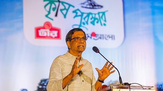 বক্তব্য দেন প্রথম আলোর সম্পাদক মতিউর রহমান । ছবি: দীপু মালাকার