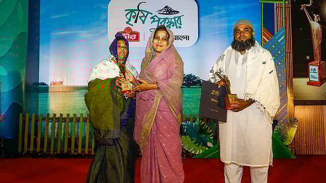 সেরা কৃষক (নারী) পুরস্কার পান যশোরের শাহানারা বেগম (বাঁয়ে) ও সেরা খামারি (মৎস্য) পুরস্কার নেন দাউদকান্দির আলী আহমেদ মিয়াজী । ছবি: দীপু মালাকার