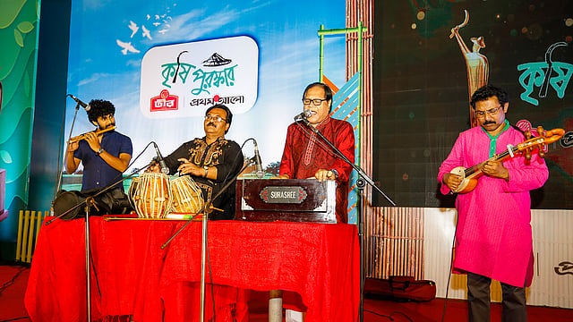 সংগীত পরিবেশনা করেন শিল্পী রথীন্দ্রনাথ রায়