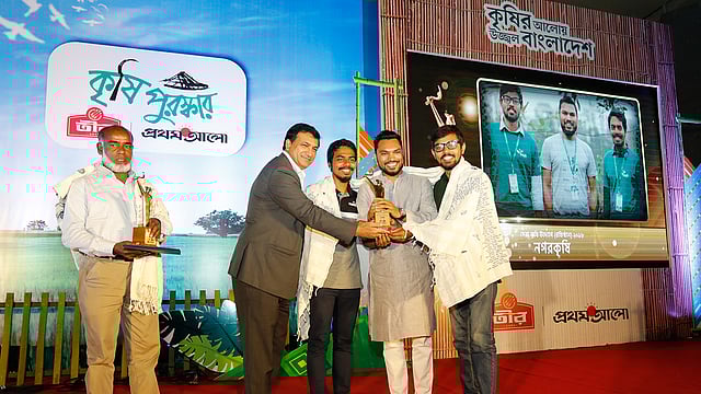 সেরা উদ্যান চাষির পুরস্কার গ্রহণ করেন পাবনার সাখাওয়াত হোসেন (বাঁয়ে) ও সেরা কৃষি উদ্যোগ (প্রতিষ্ঠান) পুরস্কার নেন আবু ইউসুফ, মাহফুজ মুনতাসির ও কামরুল হাসান