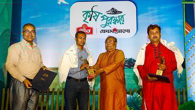 পুরস্কার গ্রহণ করেন সেরা খামারি (গরু) ঈশ্বরদীর আমিরুল ইসলাম (ডানে) ও সেরা খামারি (পোলট্রি) কুষ্টিয়ার শাহিনুর রহমান