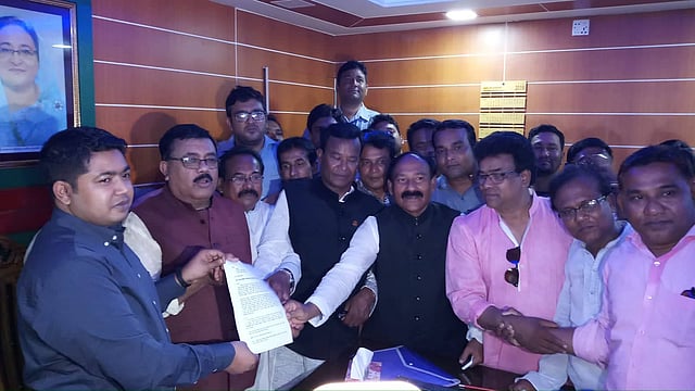 সৈয়দপুর আন্তর্জাতিক বিমানবন্দর দ্রুত বাস্তবায়নের দাবিতে মানববন্ধন কর্মসূচি পালন শেষে প্রধানমন্ত্রী শেখ হাসিনা বরাবর ইউএনওকে স্মারকলিপি প্রদান করা হয়। সৈয়দপুর, নীলফামারী, ৭ এপ্রিল। ছবি: প্রথম আলো