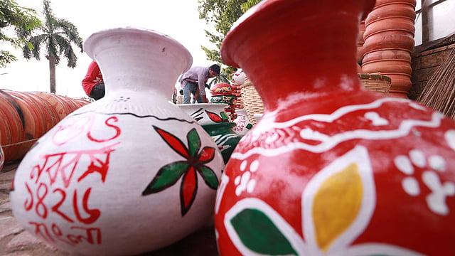 হাঁড়ির গায়ে লেখা হয়েছে শুভ বাংলা নববর্ষ।