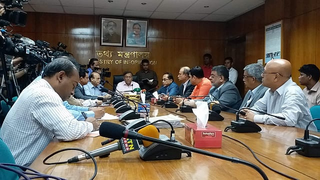 সচিবালয়ে তথ্যমন্ত্রী হাছান মাহমুদের সঙ্গে অ্যাটকো নেতাদের বৈঠক। ছবি: মোশতাক আহমেদ