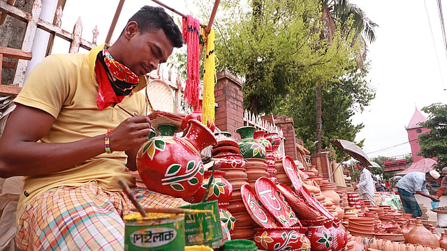নিজের মতো করে নকশা করছেন এক ব্যক্তি।