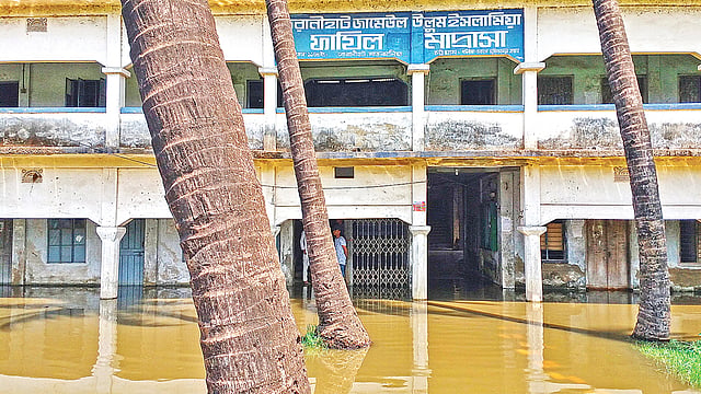 বৃষ্টির পানিতে ডুবে গেছে সাতকানিয়ার কেরানীহাট জামেউল উলুম ইসলামিয়া ফাযিল মাদ্রাসার মাঠ ও শ্রেণিকক্ষ। এতে মাদ্রাসাটির শ্রেণি কার্যক্রম বন্ধ রয়েছে। গতকাল দুপুরে। প্রথম আলো