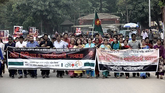 শাহবাগ থেকে শহীদ মিনারের উদ্দেশে পদযাত্রা। ছবি: তানভীর আহম্মেদ