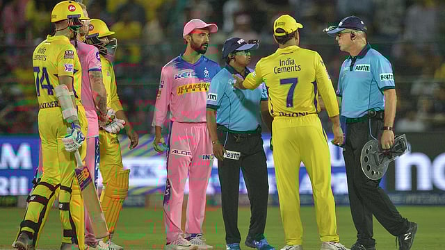 খেলার মাঝে মাঠে ঢুকে সমালোচনার শিকার হয়েছেন ধোনি। ছবি: এএফপি