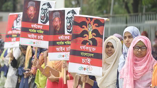 যৌন নিপীড়ন ও ধর্ষণবিরোধী পদযাত্রায় অংশ নেয় শিক্ষার্থীরা। শাহবাগ, ঢাকা, ১২ এপ্রিল। ছবি: আবদুস সালাম