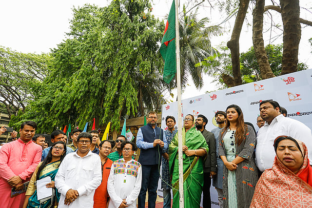 জাতীয় পতাকা উত্তোলনের মাধ্যমে বিতর্ক উৎসবের উদ্বোধন করেন ভিকারুননিসা নূন স্কুল অ্যান্ড কলেজের অধ্যক্ষ ফেরদৌসী বেগম