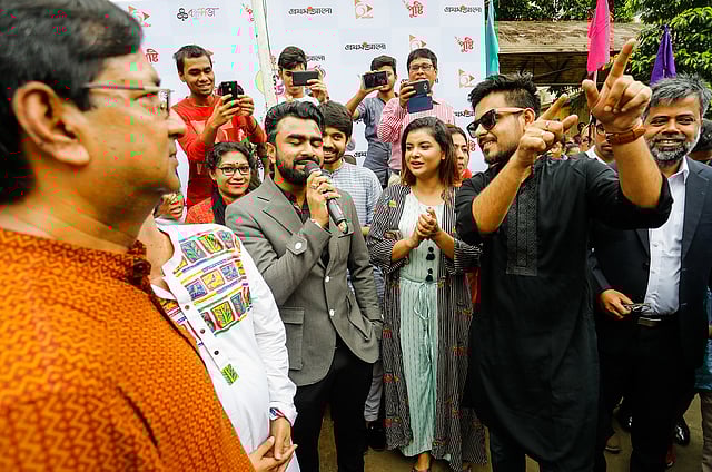 গায়ক ইমরান ‘পোড়ামন ২’ চলচ্চিত্রে তাঁর গাওয়া গান গেয়ে শোনান