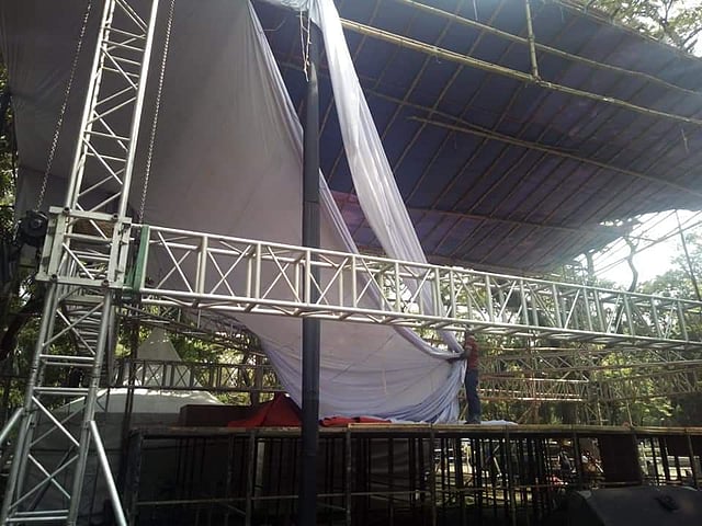 ছাত্রলীগের একটি পক্ষে আছেন কেন্দ্রীয় সভাপতি রেজওয়ানুল হক চৌধুরী শোভনের অনুসারীরা; অন্য পক্ষে আছেন ছাত্রলীগের কেন্দ্রীয় সাধারণ সম্পাদক ও ডাকসুর সাধারণ সম্পাদক গোলাম রাব্বানী, বিশ্ববিদ্যালয় শাখা ছাত্রলীগের সভাপতি সনজিত চন্দ্র দাস, বিশ্ববিদ্যালয় শাখা ছাত্রলীগের সাধারণ সম্পাদক ও ডাকসুর এজিএস সাদ্দাম হোসেন। ছবি: প্রথম আলো