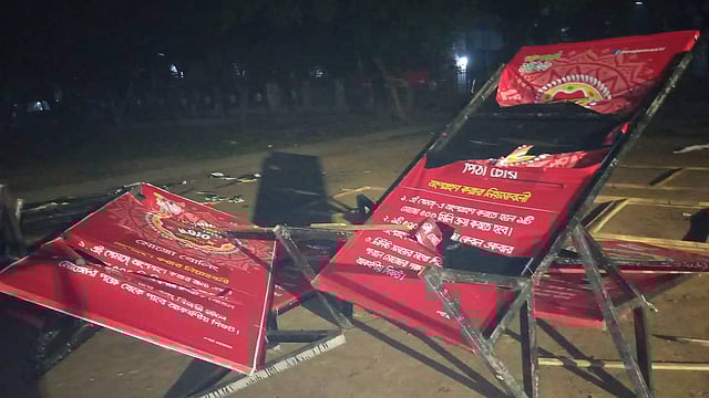 ঢাকা বিশ্ববিদ্যালয়ের মল চত্বরে গতকাল শুক্রবার দিবাগত রাত একটার দিকে বর্ষবরণের আয়োজনে ভাঙচুর ও অগ্নিসংযোগের ঘটনা ঘটে। ছবি: প্রথম আলো