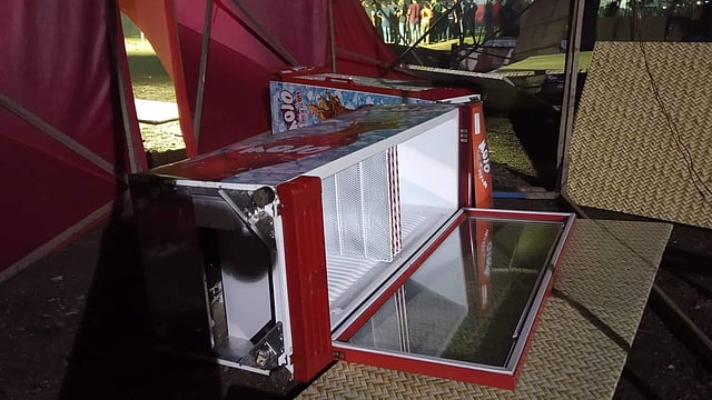 ছাত্রলীগের কেন্দ্রীয় সভাপতি রেজওয়ানুল হক চৌধুরী শোভনের অনুসারী একদল নেতা-কর্মী ভাঙচুরের ঘটনা ঘটান বলে অভিযোগ আছে। ছবি: প্রথম আলো