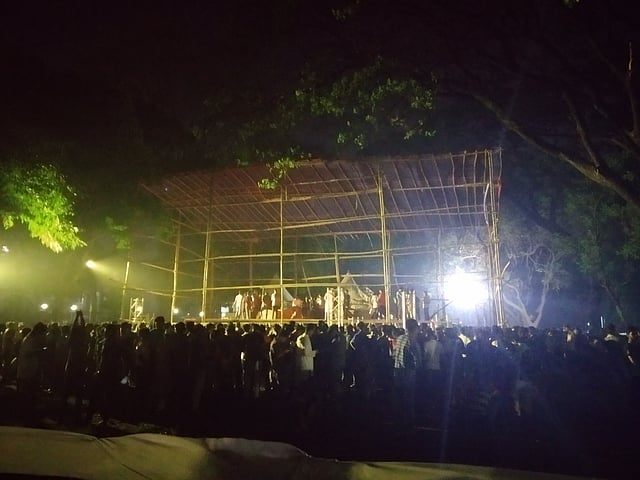 বিশ্ববিদ্যালয় শাখা ছাত্রলীগের উদ্যোগ ও ঢাকা বিশ্ববিদ্যালয় কেন্দ্রীয় ছাত্র সংসদের (ডাকসু) সহযোগিতায় দুই দিনব্যাপী চৈত্রসংক্রান্তি ও পয়লা বৈশাখ বরণ উৎসবের আয়োজন করা হয়। গতকাল উৎসবস্থল ঢাকা বিশ্ববিদ্যালয়ের মল চত্বরে ভাঙচুর করে ছাত্রলীগের বিবদমান একটি পক্ষ। ছবি: প্রথম আলো