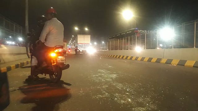 রাজধানীর যাত্রাবাড়ীর মেয়র মোহাম্মদ হানিফ উড়াল সড়কে বাস চাপায় একজন নিহত হয়েছেন। ঘটনার পর উড়াল সড়কে পড়ে ছিল বাসের জানালার ভাঙা কাচের টুকরো। ছবি: আসাদুজ্জামান