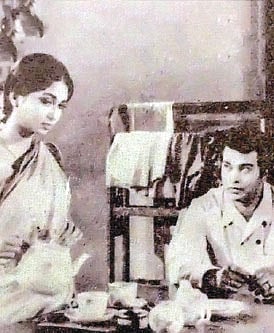 আলমগীর কবীর পরিচালিত ধীরে বহে মেঘনা ছবিতে হাসু বন্দ্যোপাধ্যায় ও আজমল হুদা (মিঠু)