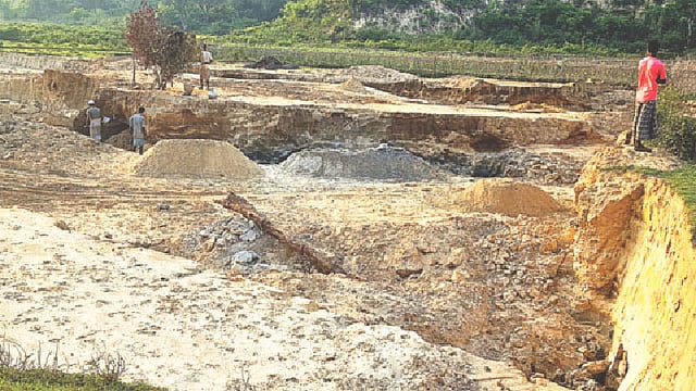 চট্টগ্রামের বাঁশখালীর সাধনপুরের সাহেবের হাট কবরস্থান এলাকার পূর্বে পাহাড়ঘেঁষা করলাঘোনা এলাকায় টিলা কেটে বিক্রি হচ্ছে মাটি। গতকাল বিকেল সাড়ে পাঁচটায়। হিমেল বড়ুয়া