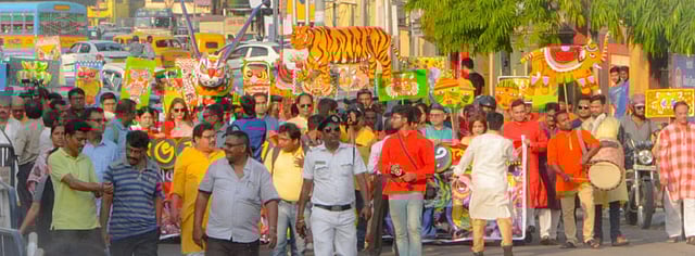 পয়লা বৈশাখে কলকাতাস্থ উপহাইকমিশনের উদ্যোগে বের হয় মঙ্গল শোভাযাত্রা। বিভিন্ন মুখোশ, ব্যানার, ফেস্টুন এবং চিরায়ত বাংলার নানা প্রতীক নিয়ে অনুষ্ঠিত হয় এই শোভাযাত্রা। বঙ্গবন্ধু শেখ মুজিবুর রহমান সরণির বাংলাদেশ গ্রন্থাগার থেকে শুরু হয় এই মঙ্গল শোভাযাত্রা। শেষ হয় উপহাইকমিশনে। ছবি: ভাস্কর মুখার্জি
