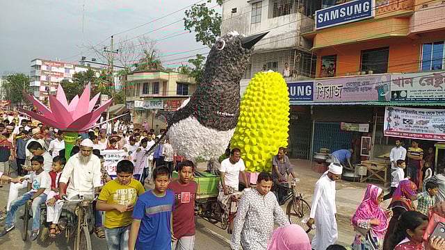 নানা প্রাণীর প্রতিকৃতি নিয়ে মঙ্গল শোভাযাত্রায় যোগ দেন বিভিন্ন শ্রেণি-পেশার মানুষ। শকুনি লেকেরপাড়, মাদারীপুর, ১৪ এপ্রিল। ছবি: অজয় কুন্ডু