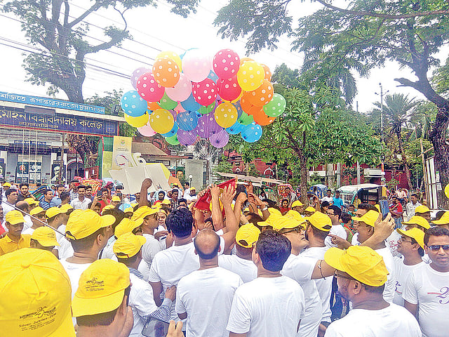 পুনর্মিলনী হয় গত শুক্রবার। অনুষ্ঠানটি উদ্বোধন করার একটি মুহূর্ত। প্রথম আলো