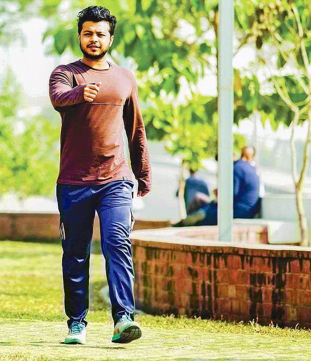 শারীরিক সুস্থতার জন্য হাঁটার বিকল্প নেই। ছবি: অধুনা