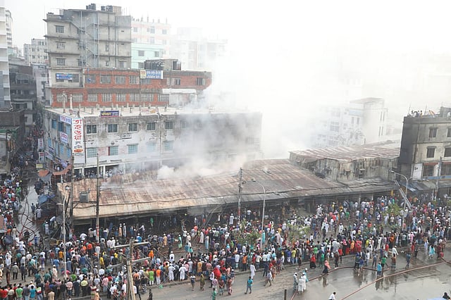 রাজধানীর মালিবাগ কাঁচাবাজারের আগুন। মালিবাগ, ১৮ এপ্রিল। ছবি: আবদুস সালাম