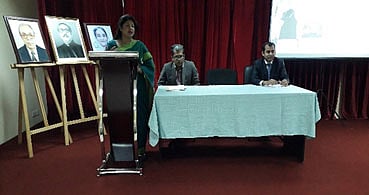 বক্তব্য দিচ্ছেন রেজিনা আহমেদ