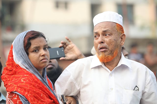 আগুনে প্রায় ৫০টি দোকান পুড়ে গেছে। বিষণ্ন মুখে ঘটনাস্থলে দাঁড়িয়ে আছেন দুজন। ছবি: আবদুস সালাম
