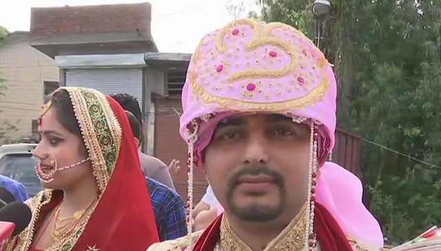 বুধবার রাতভর বিয়ের আনুষ্ঠানিকতা শেষে বৃহস্পতিবার সকালে তাঁরা ছুটে যান ভোটকেন্দ্রে। উদমপুর ভোটকেন্দ্র, কাশ্মীর, ভারত, ১৮ এপ্রিল। ছবি: টুইটার