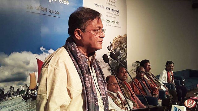 আজ শুক্রবার দুপুরে রাজধানীর শিল্পকলা একাডেমির চিত্রশালা মিলনায়তনে তিন দিনব্যাপী ‘রূপসী বাংলা জাতীয় ফটো প্রদর্শনী ১৪২৬’ উদ্বোধনী অনুষ্ঠানে বক্তব্য রাখছেন তথ্যমন্ত্রী হাছান মাহমুদ। ছবি : সংগৃহীত