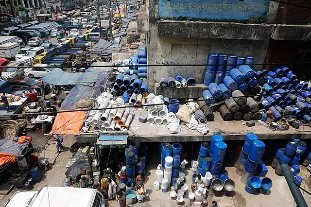 কন্টেইনারসহ হরেক পণ্য দিয়ে দখল কারওয়ান বাজারের ভেতরের সড়ক। ছবি: দীপু মালাকার