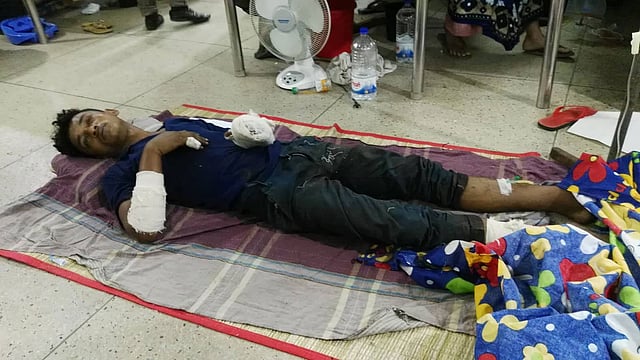 কালা মিয়ার ছেলে বিপ্লব মিয়া। ঢাকা মেডিকেল, ২০ এপ্রিল। ছবি: আমিনুল ইসলাম