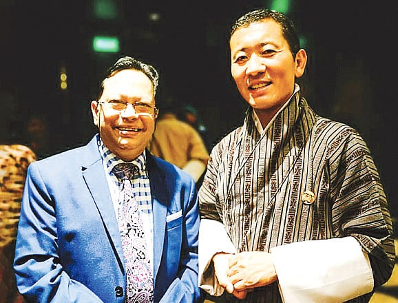 ঢাকায় লোটে শেরিং ও তাঁর শিক্ষক ডা. এম খাদেমুল ইসলাম। ছবি: সংগৃহীত