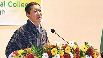 ময়মনসিংহ মেডিকেল কলেজে শিক্ষার্থীদের সামনে বক্তব্য দিচ্ছেন লোটে শেরিং। ছবি: পিআইডি