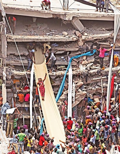 সাভারে ধসে পড়া নয়তলা ভবন। ধ্বংসস্তূপের ফাঁকফোকরে দাঁড়িয়ে আহত ব্যক্তিদের উদ্ধার করছেন স্থানীয় বাসিন্দারা। পরে তাঁদের সঙ্গে যোগ দেন সেনাবাহিনী, ফায়ার সার্ভিস, বিজিবি, র্যাব ও পুলিশের সদস্যরা। ফাইল ছবি