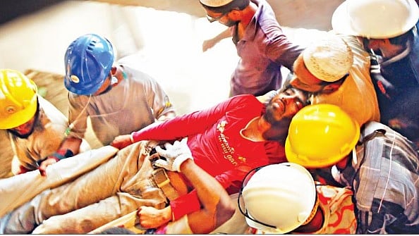 রানা প্লাজা ধসে পড়া ভবনের ভেতর থেকে ১০০ ঘণ্টা পর জীবিত অবস্থায় বের করে আনা হয় পোশাক কারখানার মাননিয়ন্ত্রণ ব্যবস্থাপক কিউ এম এ সাদিককে। ফাইল ছবি
