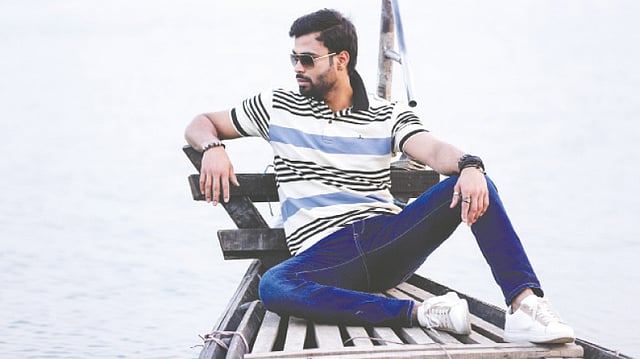 গরমে আরামদায়ক বলে ছেলেদের কাছে পোলো টি–শার্টের চাহিদা বেশি। মডেল: রাজ ম্যানিয়া, পোশাক: মেনজ ক্লাব, ছবি: কবির হোসেন, স্থান: পদ্মা নদী, রাজশাহী